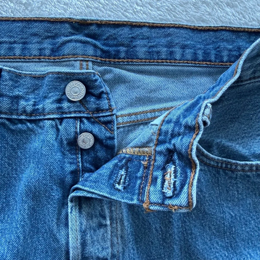Levis 501 Original Fit Mens Medium Wash Blue Straight Leg Button Fly Jeans 32x32